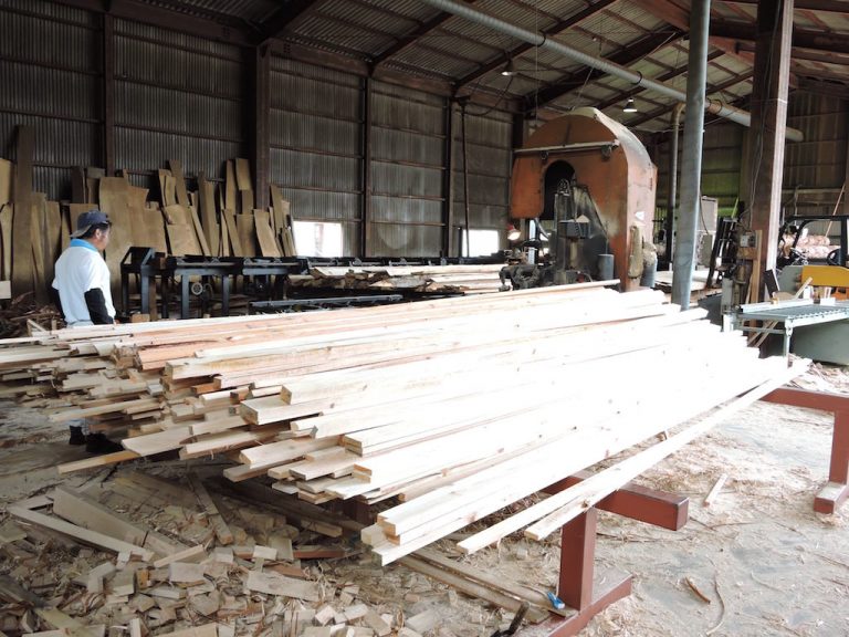 仕入れた材が板になるまで - 山梨で建材、木材なら樋口製材